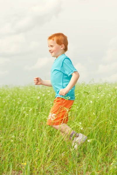 幸せな少年は草原の上お楽しみください。 — ストック写真