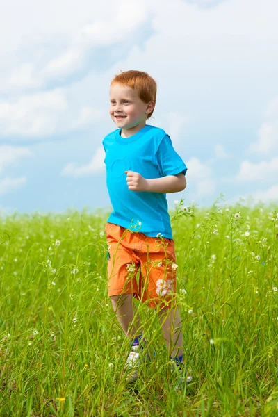 Ευτυχισμένο αγόρι που τρέχει στο πεδίο — Φωτογραφία Αρχείου
