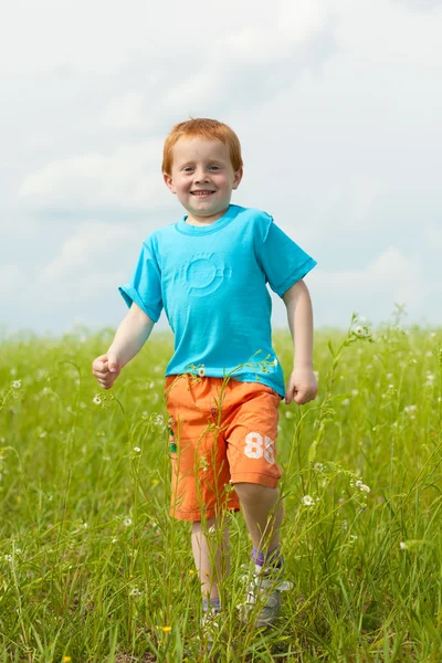 Lycklig Pojke Kör Mot Vacker Himmel — Stockfoto
