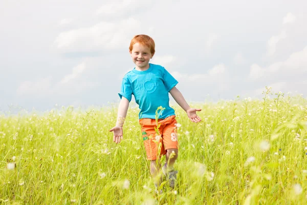 Happy Boy Spaß Auf Dem Feld — Stockfoto