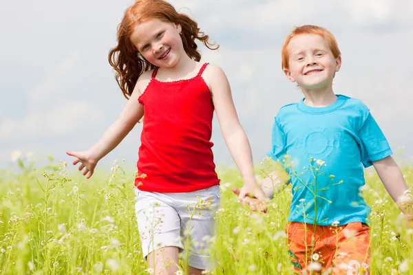 Двоє дітей-вболівальників грають на полі — стокове фото