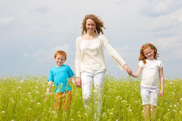 A mother with children goes on the field — Stock Photo, Image