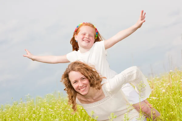 Mãe e filha se divertindo no campo — Fotografia de Stock