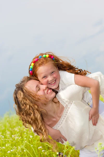 Mamma e figlia si divertono in campo — Foto Stock