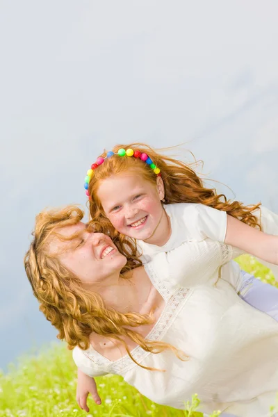 Mutter Und Tochter Haben Spaß Feld — Stockfoto