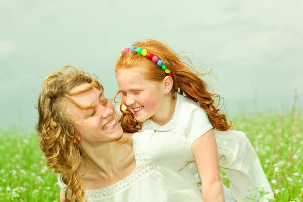 Mutter Und Tochter Mit Blume Augen Fokus — Stockfoto