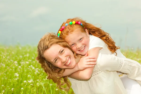 Mamma och dotter har roligt — Stockfoto