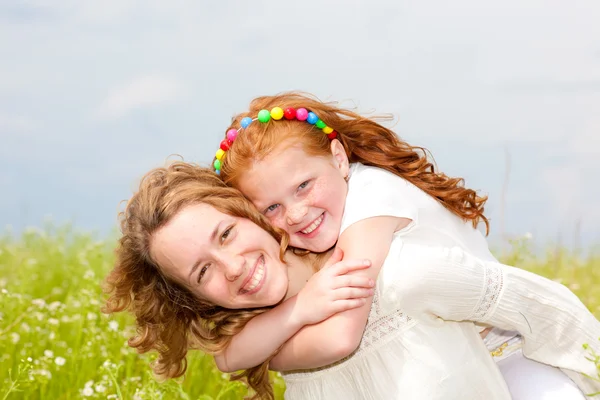 Mutter Und Tochter Haben Spaß Auf Dem Feld Augenmerk Auf — Stockfoto