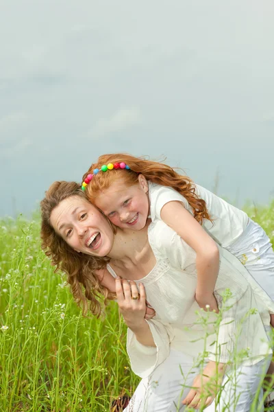 母と花と娘 目に焦点を当てる — ストック写真