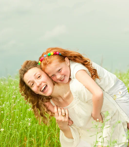 Mor och dotter med blomma. fokusera på ögonen — Stockfoto