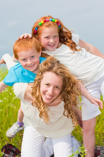 Mutter Mit Kindern Hat Spaß Auf Dem Feld — Stockfoto