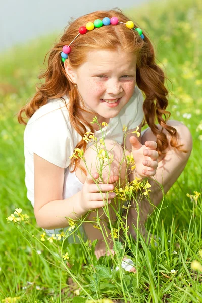 Menina bonita se divertindo no campo — Fotografia de Stock
