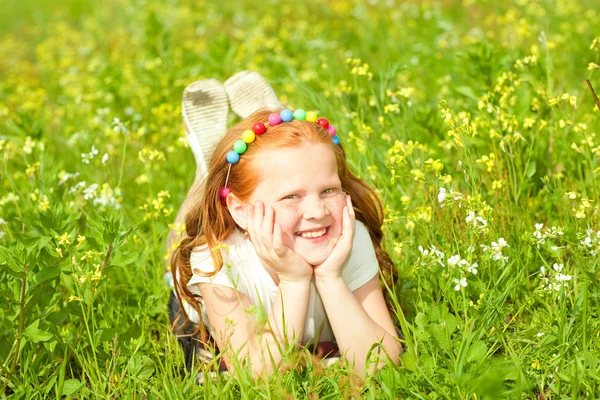 Hezká dívka baví v poli — Stock fotografie