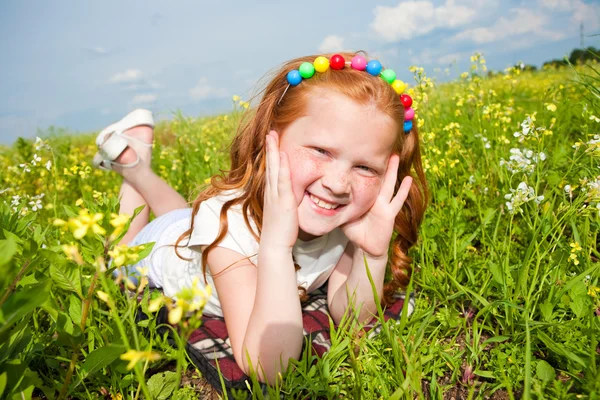 室外的小美丽女孩 躺在绿草地上 — 图库照片