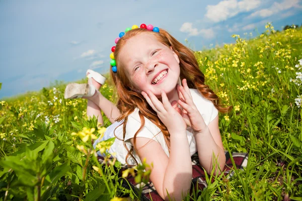 Lilla Vackra Flicka Utomhus Låg Det Gröna Gräset — Stockfoto