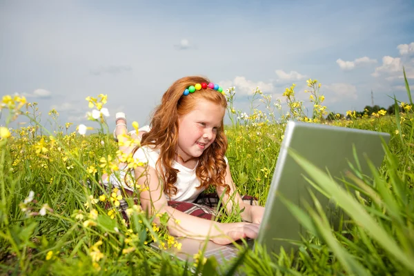 Meisje Met Laptop Rusten Weide — Stockfoto