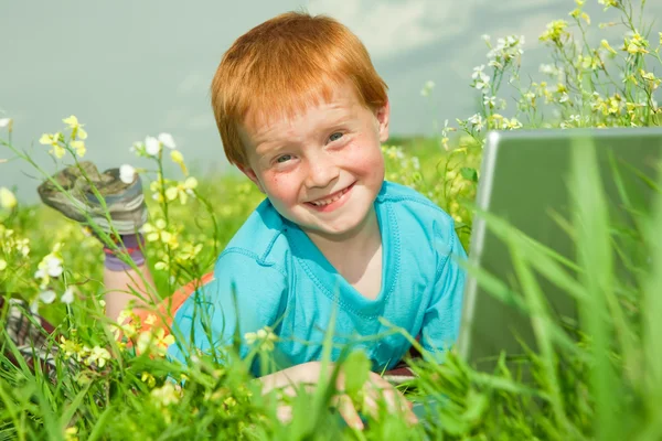Niño Sonriente Con Computadora Portátil Prado —  Fotos de Stock