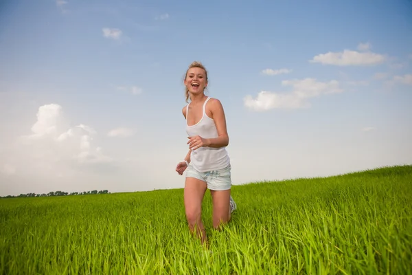 Gelukkig Jonge Vrouwen Runing Veld — Stockfoto