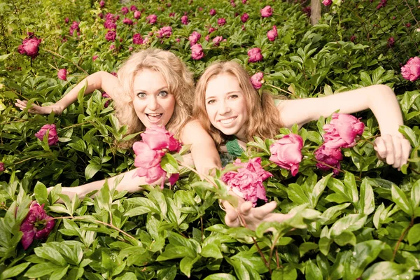 Dos Mujeres Jóvenes Relajándose Jardín —  Fotos de Stock