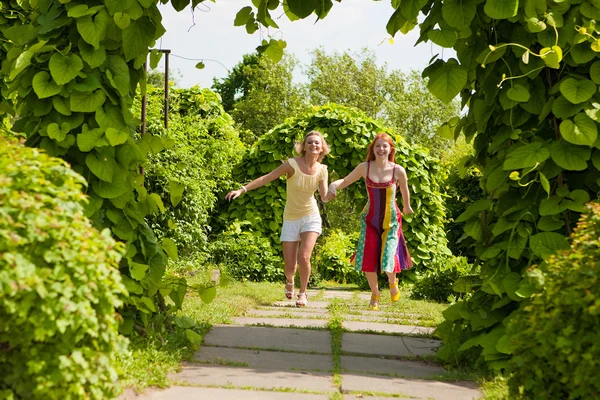 Twee Gelukkige Jonge Vrouwen Zijn Runing Een Park — Stockfoto