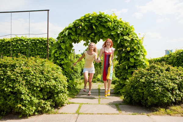 Twee Gelukkige Jonge Vrouwen Zijn Runing Een Park — Stockfoto