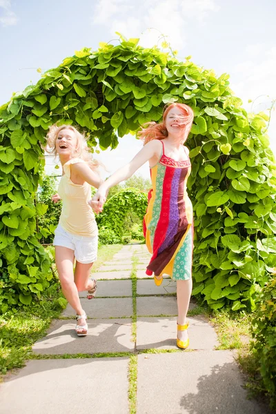 Duas Jovens Felizes Estão Correndo Parque — Fotografia de Stock