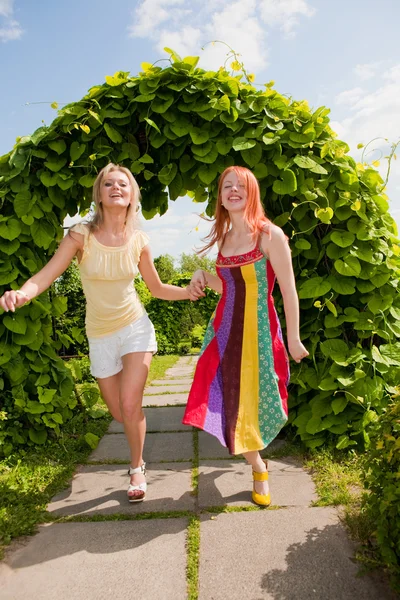 Δύο ευτυχής νεαρών γυναικών είναι που τρέχει σε ένα πάρκο — Φωτογραφία Αρχείου