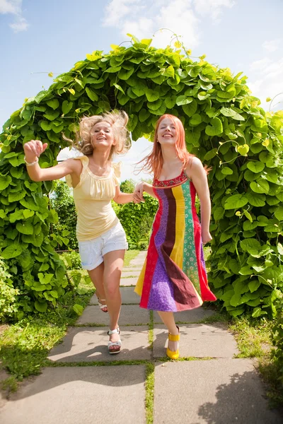 Duas Jovens Felizes Estão Correndo Parque — Fotografia de Stock