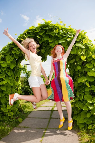 Dvě Šťastné Mladé Ženy Jsou Spouštění Parku — Stock fotografie
