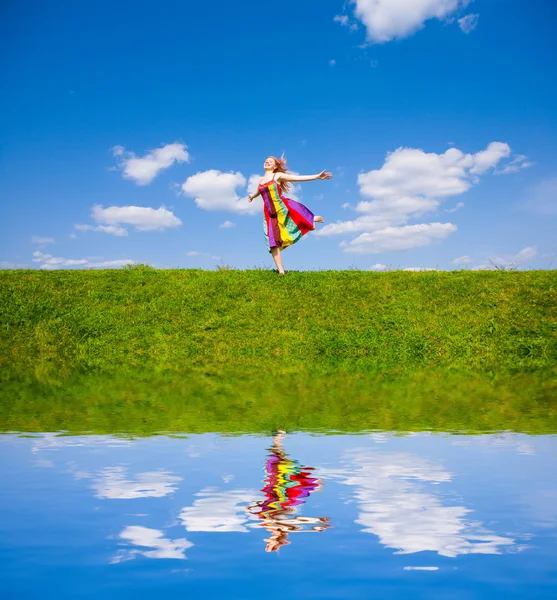 Szczęśliwa Dziewczyna Uciekając Łące — Zdjęcie stockowe