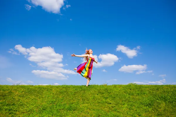 Menina feliz fugindo em um prado . — Fotografia de Stock