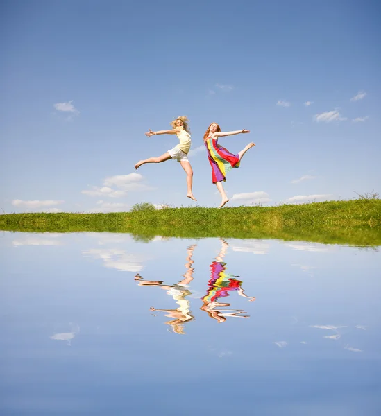 Twee Gelukkige Meisjes Springen — Stockfoto