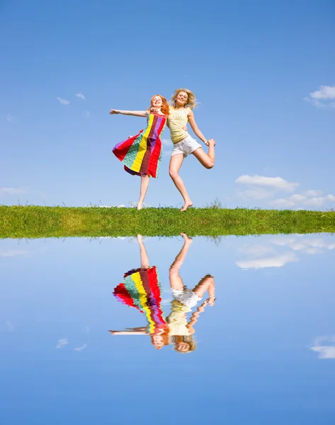 Twee Gelukkige Meisjes Samen Springen Groene Weide — Stockfoto