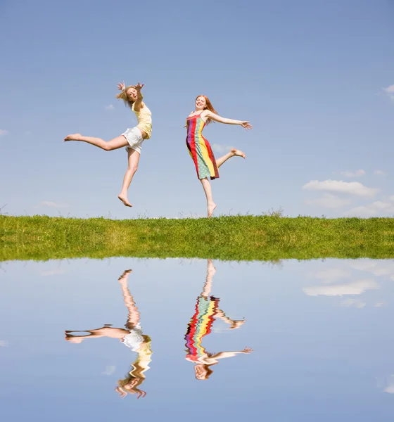 Dwa szczęśliwy młoda kobieta skoki — Zdjęcie stockowe