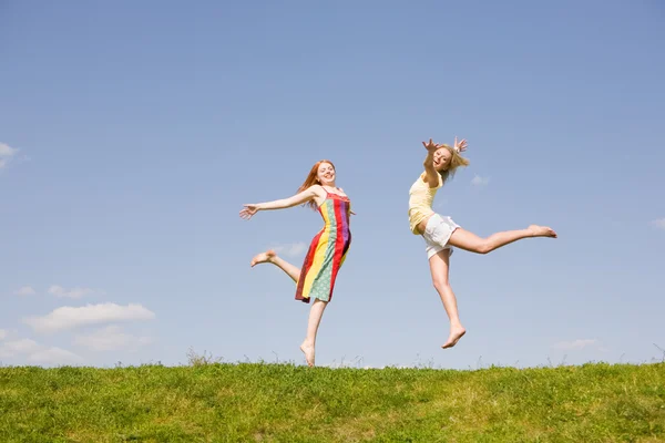 Dois feliz jovem mulher saltando — Fotografia de Stock