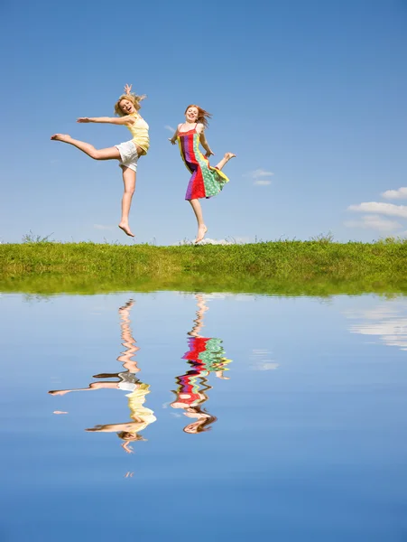 Dos Chicas Felices Saltando —  Fotos de Stock