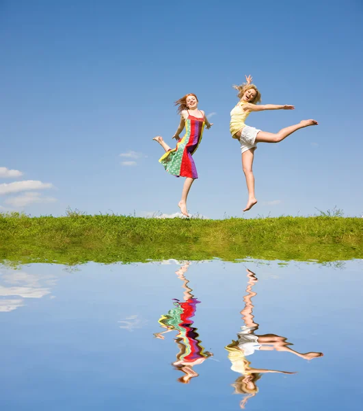 Δύο κορίτσια ευτυχισμένη που άλμα — Φωτογραφία Αρχείου