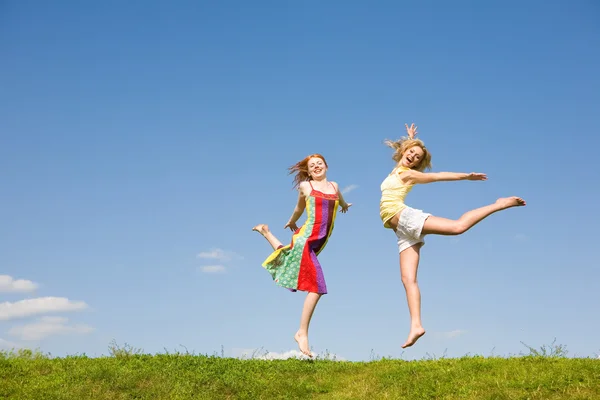 Dwie Dziewczyny Szczęśliwy Skoki — Zdjęcie stockowe