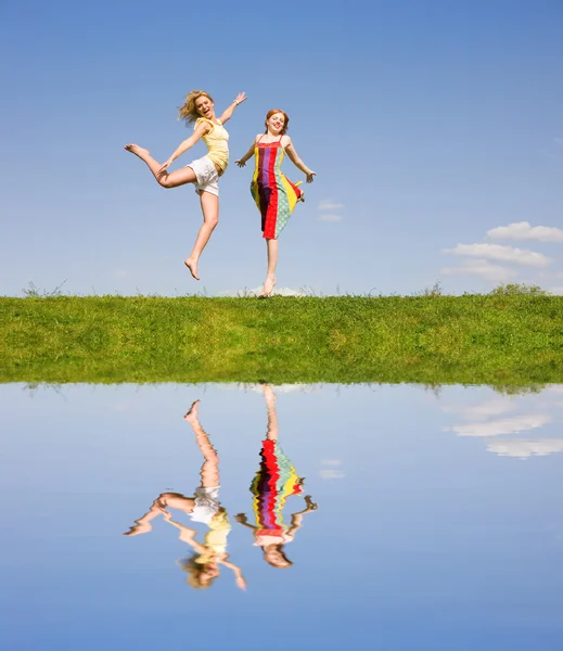 Iki Mutlu Kız Zıplama — Stok fotoğraf