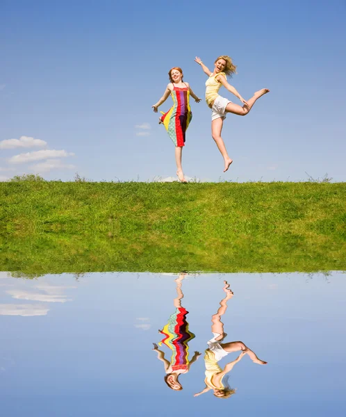 Duas meninas felizes pulando — Fotografia de Stock