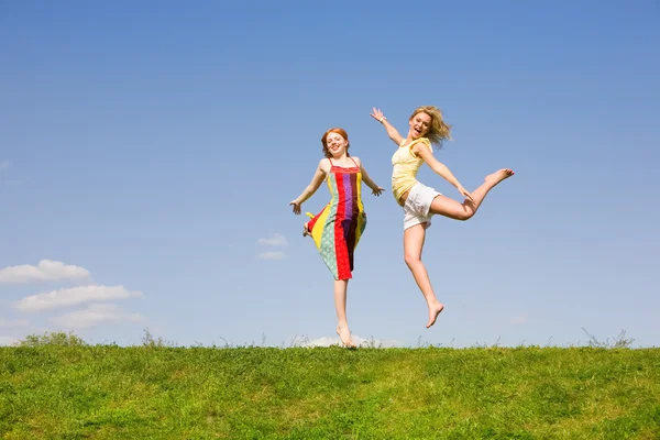 Zwei Glückliche Mädchen Springen — Stockfoto