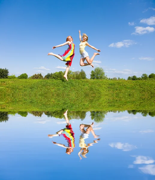 Twee Gelukkige Meisjes Samen Springen Groene Weide — Stockfoto