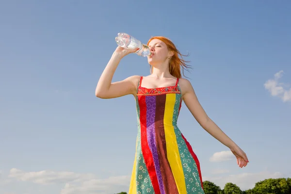 Schönes Mädchen trinkt Wasser gegen blauen Himmel 3 — Stockfoto