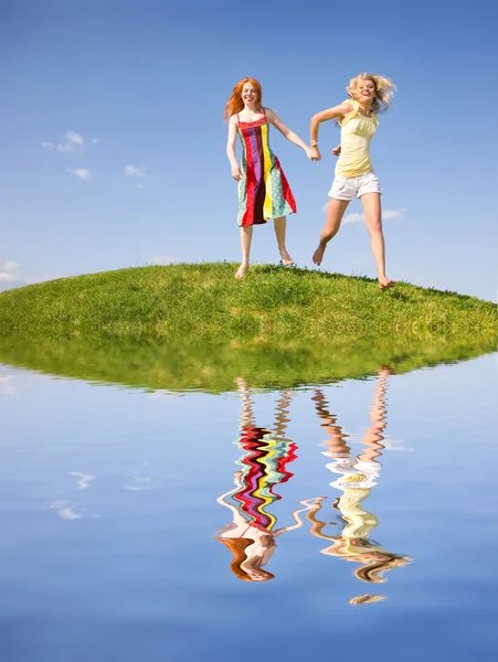 Twee Gelukkige Meisjes Vlucht Een Weide Weerspiegeld Water — Stockfoto
