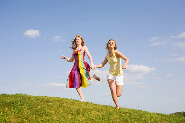 Δύο Κορίτσια Ευτυχισμένη Που Άλμα — Φωτογραφία Αρχείου