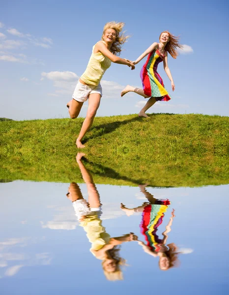 Iki mutlu kız Zıplama — Stok fotoğraf