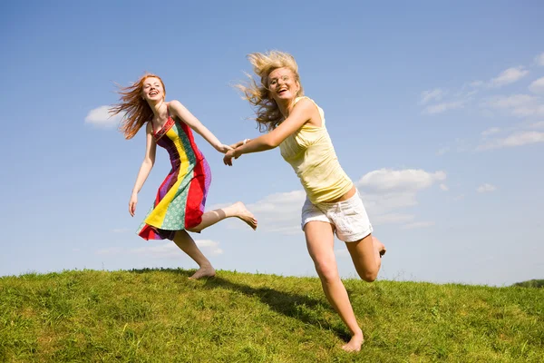 Due ragazze felici saltano — Foto Stock