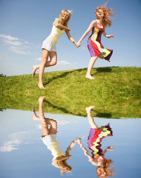 Dos chicas felices saltando — Foto de Stock