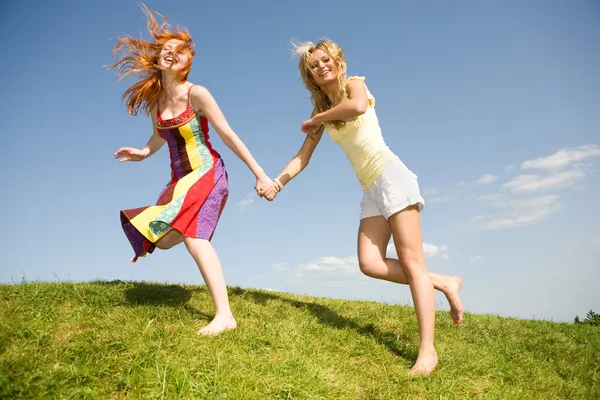 Δύο Κορίτσια Ευτυχισμένη Που Άλμα — Φωτογραφία Αρχείου