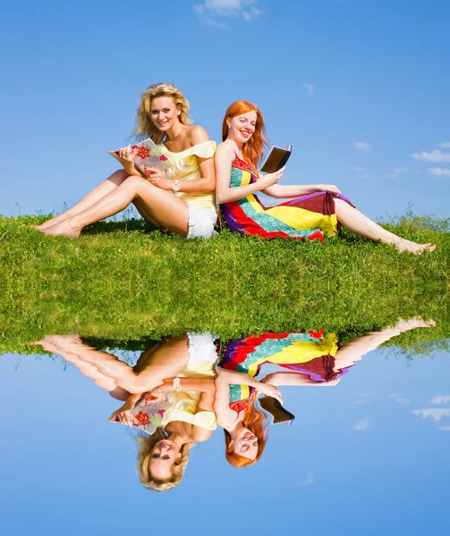 Dos Hermosas Chicas Con Cuaderno Aire Libre Sentado Hierba Verde — Foto de Stock